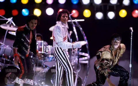 Monumentul lui Michael Jackson din Herăstrău a fost vandalizat. A fost amplasat în parc, în anul 2009, la scurt timp după moartea artistului