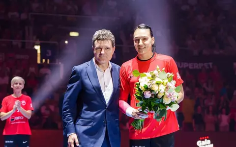 Nicușor Dan i-a adus un buchet de flori Cristinei Neagu, la meciul de retragere. A intrat apoi pe teren și a ratat aruncarea de la 7 metri: „Mi s-a lipit mingea de mână”