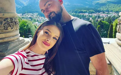 Ultima zi de priveghi pentru Teodora Marcu. Sicriul alb este înconjurat de flori și icoane, iar Alex, soțul ei, a apărut răpus de durere și ținând un copil în brațe