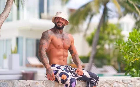 Cine este ispita Narcis Bujor de la Insula Iubirii. Are 32 de ani, este tatuator, stripper în trupa lui Cornel Păsat și scrie poezii