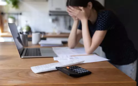 O angajată a unei instituții publice, hărțuită timp de 13 ani de un bărbat care sfidează legea. Condamnat cu amânare, acesta a recidivat: amenințată, jignită, trasă de păr și atacată cu spray lacrimogen