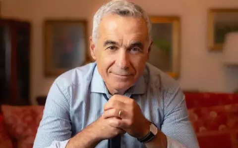 Cum arată casa părăsită a lui Călin Georgescu, aflată pe cel mai înalt deal din România. De ce a ajuns o ruină: „Nu veneau aici decât rar, nu prea intrau în vorbă cu cei de pe aici”