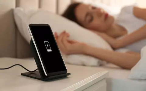 De ce nu e bine să lași telefonul la încărcat noaptea