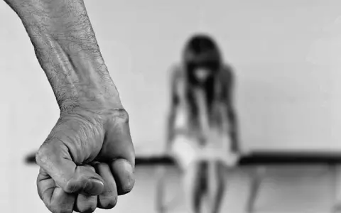 O femeie din Bacău a fost luată din faţa casei, de fostul iubit, şi terorizată timp de 34 de ore. Instanța: "Brutalitatea de care a dat dovadă inculpatul este una extrem de ridicată"/ Filmul răpirii