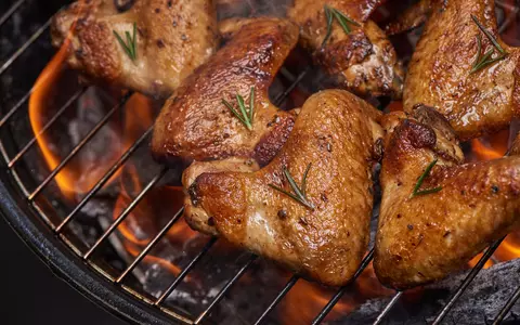 Cum faci pui la grătar fără să iasă uscat. Trucuri pentru o carne fragedă și delicioasă