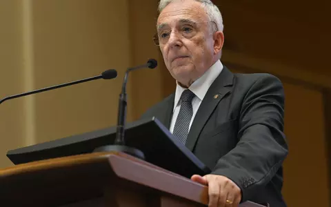 Ce salariu are Mugur Isărescu, guvernatorul BNR. Veniturile sale sunt mai mari decât cele ale președintelui francez Emmanuel Macron