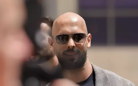 Andrew Tate spune că un muncitor a fost urmărit și agresat în curtea casei sale. A intervenit Poliția: „I-a tăiat brațul. Și copiii mei vin aici”