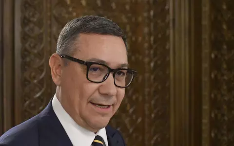 Victor Ponta, prima apariție publică alături de noua iubită, după divorțul de Daciana Sârbu. Au participat împreună la un eveniment diplomatic, s-au ținut de mână și au zâmbit discret