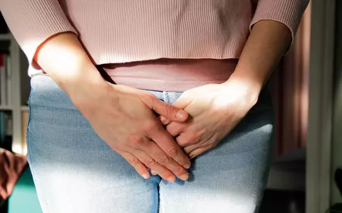 Infecțiile urinare nu trec doar cu ceai. Află de ce trebuie să-ți asculți corpul și să mergi la medic.