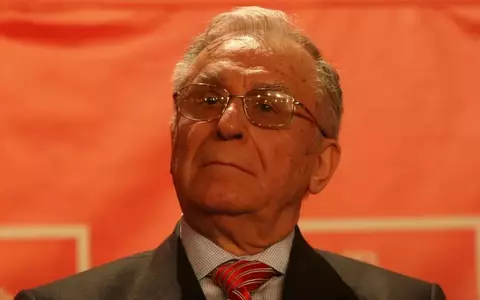 Cum se simte Ion Iliescu după ultima intervenție chirurgicală: "Evoluția clinică este spre ușoară ameliorare". Fostul președinte rămâne internat la Terapie Intensivă