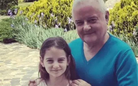 Irina, fiica lui Irinel Columbeanu, s-a întors în România ca să-l viziteze la azil: „Adesea îi trimite bani. I-a adus daruri”. Ce i-a promis fostul milionar și ce a mai făcut tânăra în țară
