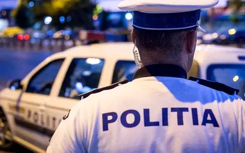 Teroare pentru 4 copii din Dolj. Tatăl cu arma în mână, încătuşat de polițiști, după ce a bătut-o și amenințat-o pe mama celor mici