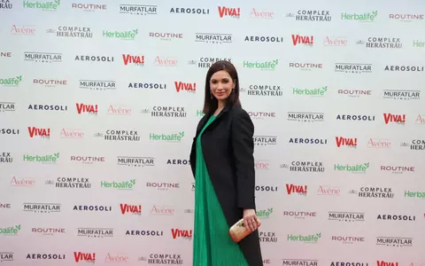 Andreea Berecleanu, superbă la Petrecerea VIVA! 2025. A purtat o rochie verde, lungă și elegantă, accesorizată îndrăzneț
