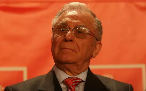 Ion Iliescu are cancer pulmonar și a fost operat sub anestezie generală. Anunțul oficial făcut de medici: "Se menține internarea în secția de terapie intensivă"
