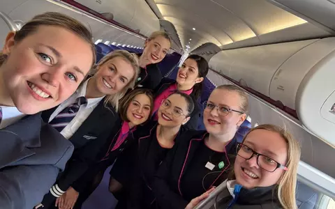 Ce salariu are o stewardesă din România care lucrează la Wizz Air, Ryanair, Tarom sau Emirates în 2025