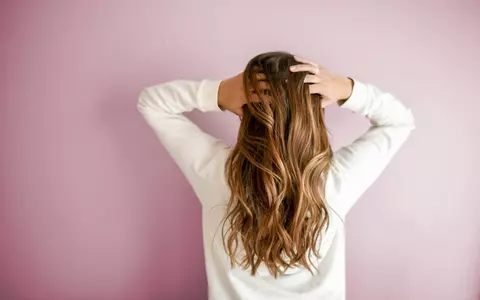 Secretele hairstyliștilor pentru părul strălucitor în sezonul cald