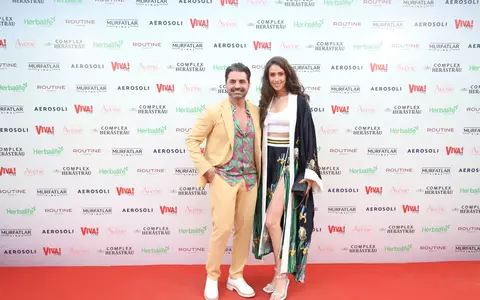 Pepe și Yasmine, apariție cu stil pe covorul roșu, la Petrecerea VIVA! 2025. Artistul a fost unul dintre premianții serii