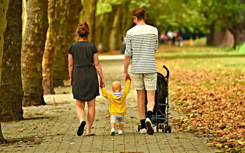 Indemnizațiile pentru părinții aflați în concediu de creștere copil scad cu 10% de la 1 august 2025