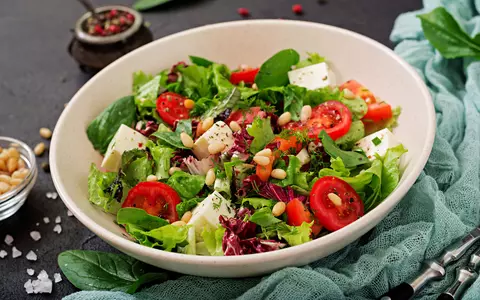 Ce strică o salată sănătoasă. 7 ingrediente pline de calorii și care își sabotează dieta