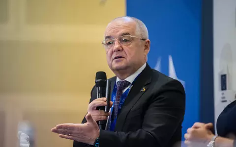 Emil Boc a răbufnit la adresa consilierilor USR pe tema scumpirii tarifelor de transport public: „Sunteți cu TVA în gură și susțineți majorare. Papagali și populiști”