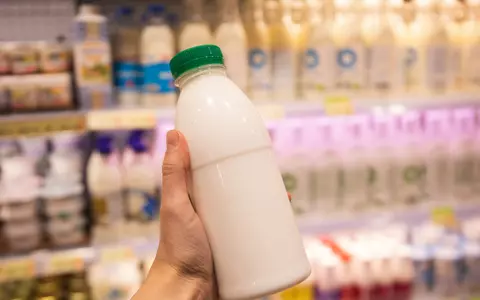 Val de controale ANPC. Lapte expirat și produse stricate, descoperite pe rafturile a sute de magazine din toată țara