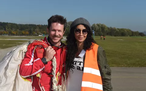 Mihaela Rădulescu, partenera de viață și de aventură a lui Felix Baumgartner. Îl însoțea la show-urile aviatice și îl privea, mândră, din elicopter: „M-am dat și eu peste cap. E foarte tare!”