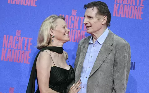 Pamela Anderson și Liam Neeson formează un cuplu: „E o poveste la început de drum”. Gesturi tandre și priviri complice la premiera filmului în care joacă împreună