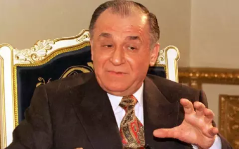 Ion Iliescu este „conştient şi stabil cardiac, dar necesită suport respirator”, anunță medicii de la spitalul SRI. Se află la ATI, la trei săptămâni de la internare