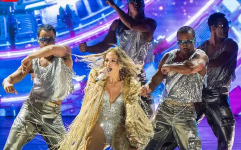 Jennifer Lopez strălucește în turneul „Up All Night” în ținute care redefinesc glamour-ul de scenă