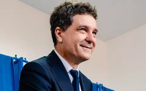 Unde a zburat Nicușor Dan noaptea trecută, cu o cursă low cost. Președintele a plecat din România doar cu fetița lui