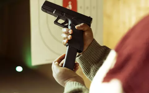 O femeie din Galați a fost împușcată de partenerul ei, iar victima se află la spital, rănită. Agresorul a fost reținut de polițiști