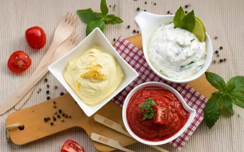 Câte calorii au ketchup-ul, maioneza, muștarul și alte sosuri. Unele dintre ele îngrașă foarte mult! / Alternative delicioase cu puține calorii