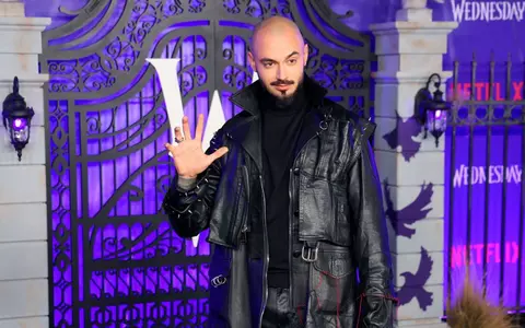 Victor Dorobanțu, românul care îl joacă pe Thing, mâna vie din Wednesday: "Înainte de serial, nici măcar granița la bulgari n-am trecut-o"/ Cum a ajuns să joace în serialul lui Tim Burton