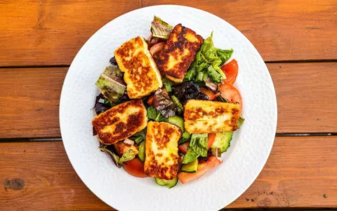 Cum se gătește brânza halloumi pentru a fi crispy și rumenă. Secretul unui chef celebru