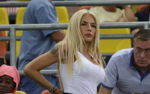 Laura Vicol a încălcat legea! A fost surprinsă în timp ce fuma țigară electronică pe Arena Națională, la meciul Rapid și FCSB, deși este interzis