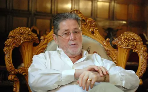 Cornel Dinu are un ceas Rolex de aur, de 50.000 de euro, de la Ion Iliescu: "A stat la mine acasă la Revoluţie! Soția mea era prietenă bună cu soția sa"