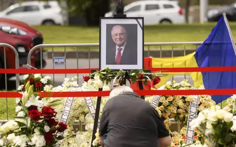 Gafă după gafă, la TV, de funeraliile lui Ion Iliescu. Euronews a transmis că "sicriul cu trupul neînsuflețit al președintelui Nicușor Dan pe catafalc"