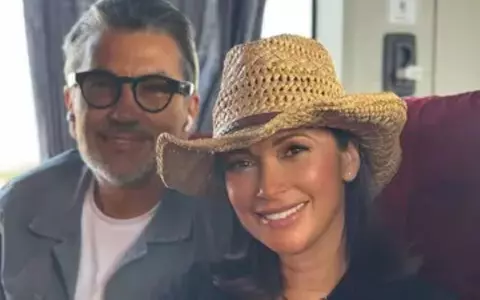 Andreea Berecleanu și soțul ei, Constantin Stan, au mers cu trenul la mare și cu șezlongurile de acasă: "Am fugit spre Constanța". Reacția neașteptată a fanilor