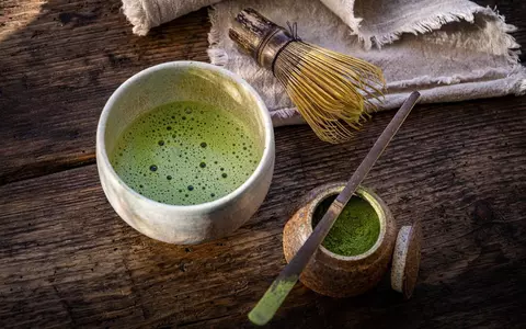 Ce pățești dacă bei prea multă matcha. Pe lângă numeroase beneficii, matcha implică și unele riscuri, consumată în exces