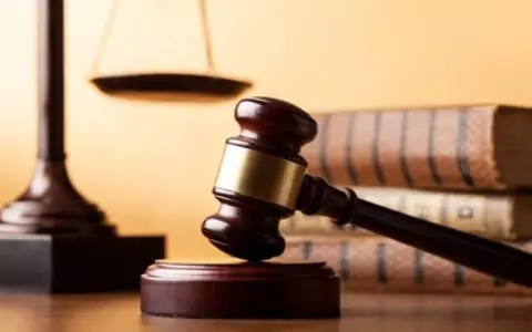 Sentință în cazul bebelușului de 8 luni din Covasna, ucis în bătaie pentru că plângea. Câți ani de închisoare au primit criminalul, dar și mama copilului