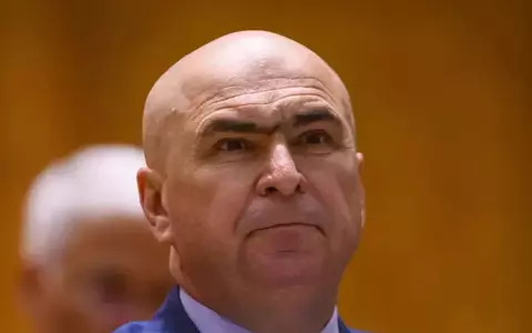 Ilie Bolojan „avea păr mult și creț”, cânta la acordeon și se plimba de mână cu fosta soție, Florentina, la liceu: "Era romantic, deși nu pare". Imagini rare cu premierul, de la internat