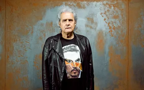 Cristi Minculescu spune că rock-ul nu doar l-a format, dar l-a și salvat: "Erau vremuri în care fiecare cm de păr în plus însemna o oră în minus de liniște". Ce a povestit despre episodul când Traian Băsescu a decorat trupa IRIS / EXCLUSIV