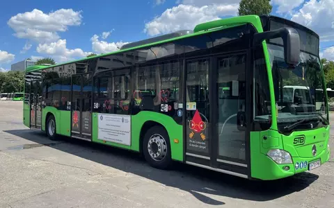 O fată de 13 ani ar fi fost agresată sexual de un bărbat de 75 de ani, într-un autobuz din București. Suspectul a fost arestat