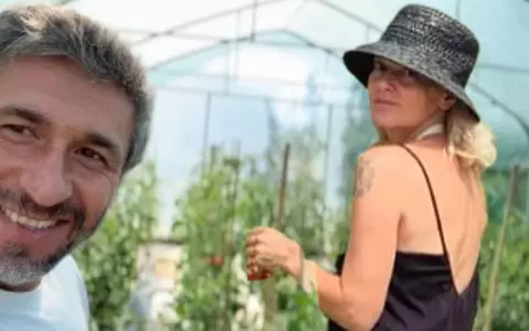 Suc de roșii fără conservanți: metoda naturală folosită de Dragoș Bucur și Dana Nălbaru. Care este ingredientul secret ce ajută la conservare