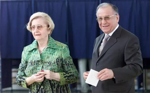 Nina, soția lui Ion Iliescu, mesaj emoționant la catafalcul fostului preşedinte: „Cu adâncă durere”. Cum arată coroana de flori adusă de ea, singura de pe sicriu