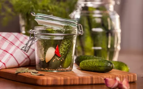 Ce ingrediente se pun în saramura pentru castraveți murați. Trucuri pentru o aromă intensă și pentru a nu prinde floare