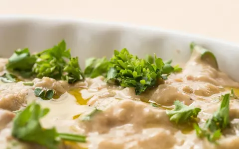 Cum pregătim acasă Baba ganoush - salata de vinete orientală. Ingredientul secret adăugat de arabi pentru un aperitiv delicios