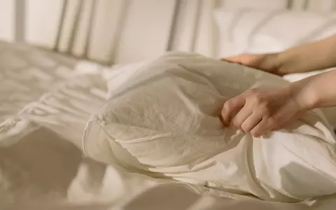 Sunetele albe vs. liniștea completă: ce funcționează mai bine pentru somn?
