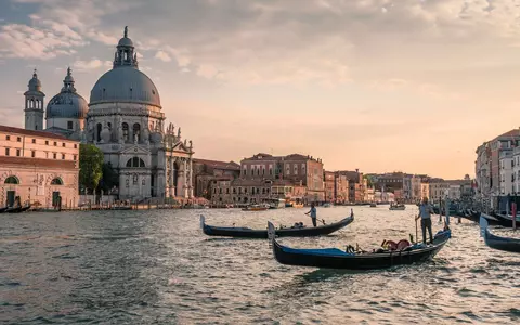 O româncă și iubitul britanic, amendați și expulzați din Veneția după ce au înotat în Canale Grande