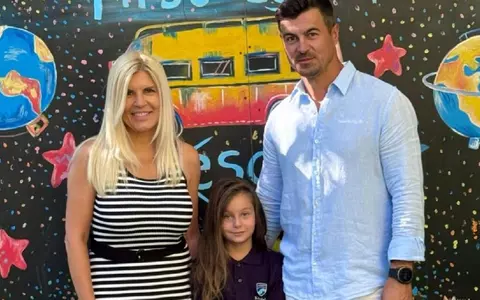 Rochia purtată de Elena Udrea în prima zi de școală a fiicei sale, Eva Maria, criticată de stiliști: „Trebuia să acopere brațele”. Ce greșeli au observat